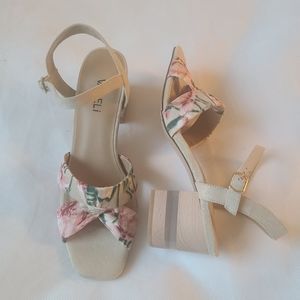 Vaneli Women's Liko Block Heel Floral Sandals in Honey Multi Flower Sz 8.5